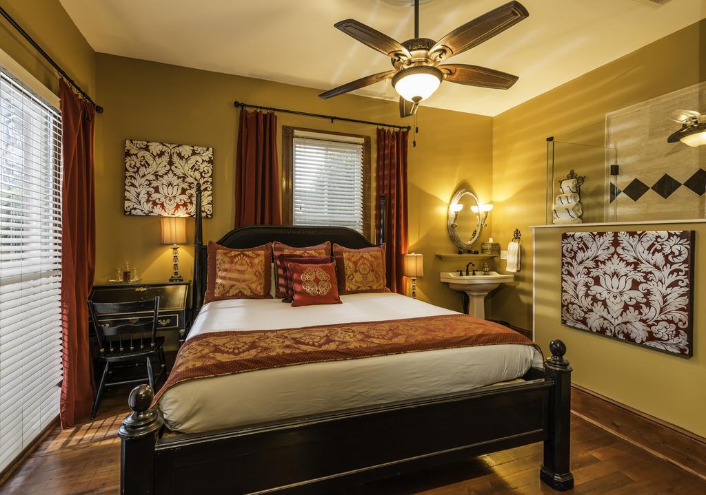 King Room - Ruby Room