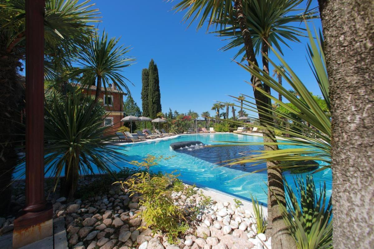 Zimmer mit Kingsize-Bett und Poolblick