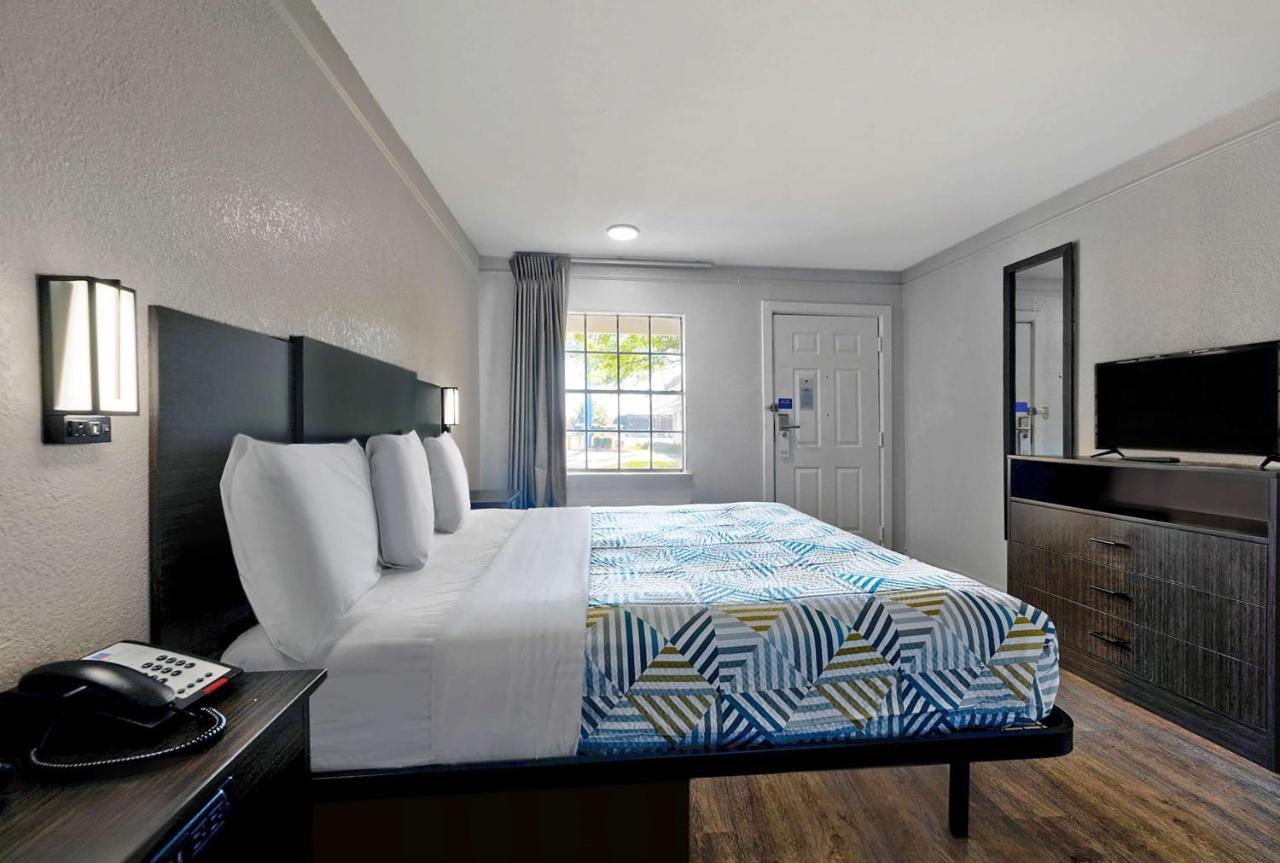 Deluxe King Suite - Non-Smoking
