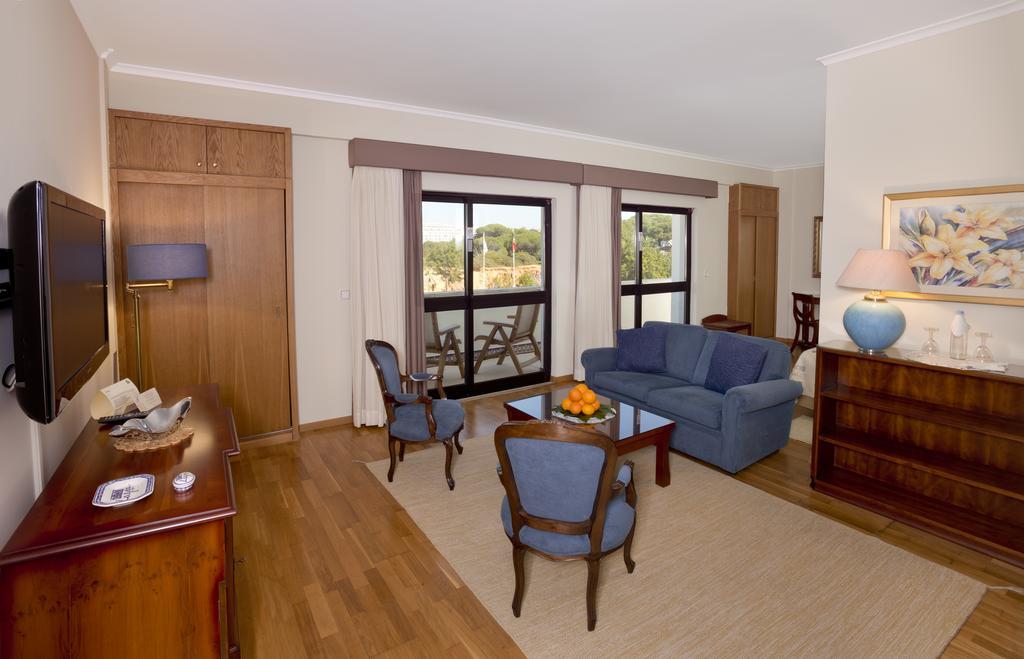 Deluxe Suite with Sea View (4 Adults),117697549:JPEG