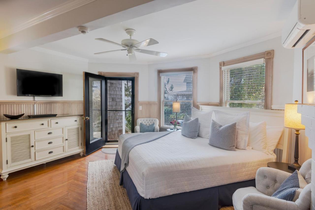 Deluxe Studio with Partial Ocean View and Terrace