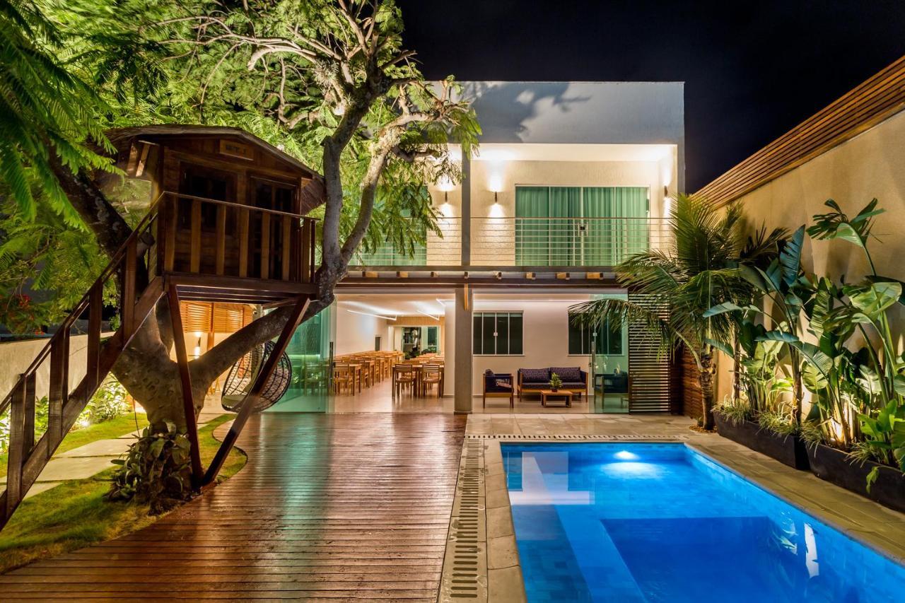 Suíte com Cama King-size e Vista da Piscina
