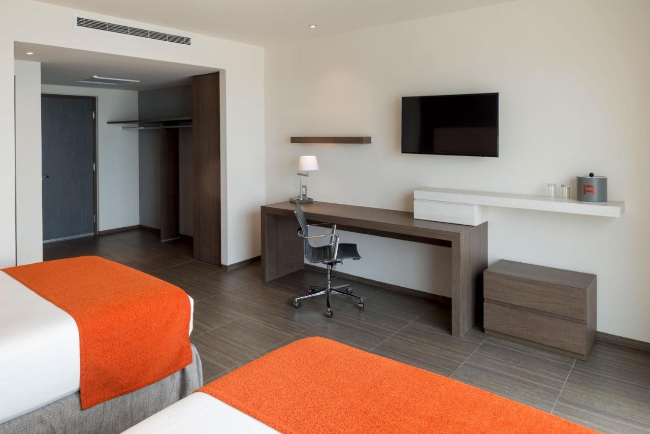 Deluxe Two Beds - Boulevard View