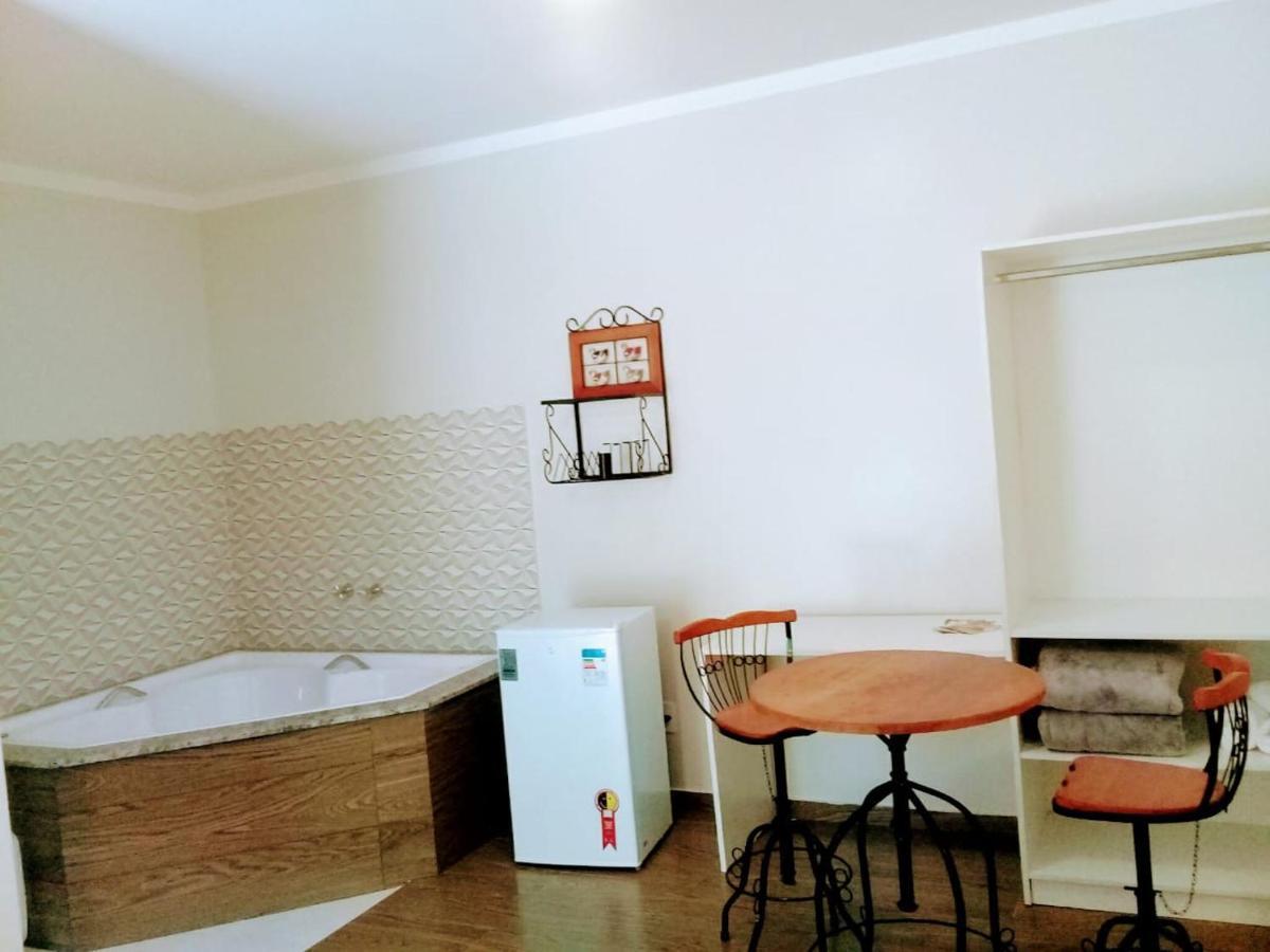 Quarto com Cama King-size e Banheira de Hidromassagem