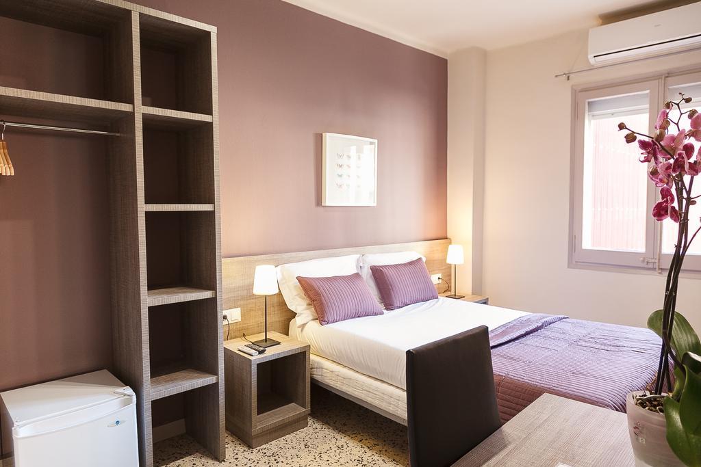Tweepersoonskamer met 2 Aparte Bedden en Eigen Badkamer