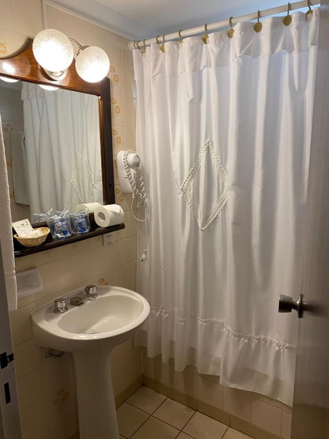 Quarto com 2 Camas de Solteiro e Vista da Cidade