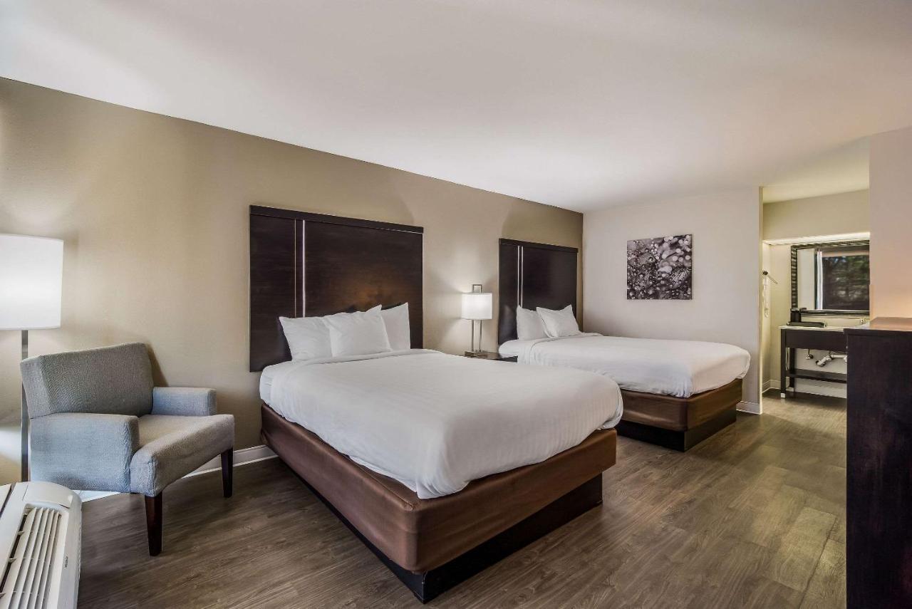 Queen Room with Two Queen Beds - Non Smoking