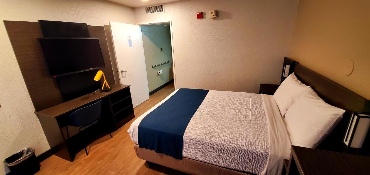 Queen Room - Disability Access - Roll in Shower