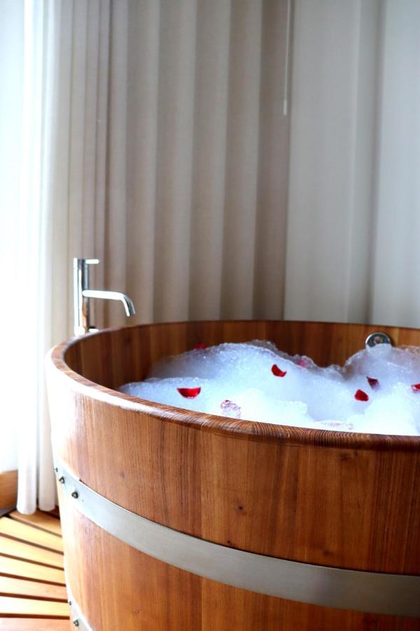 Suite con cama grande y balcón