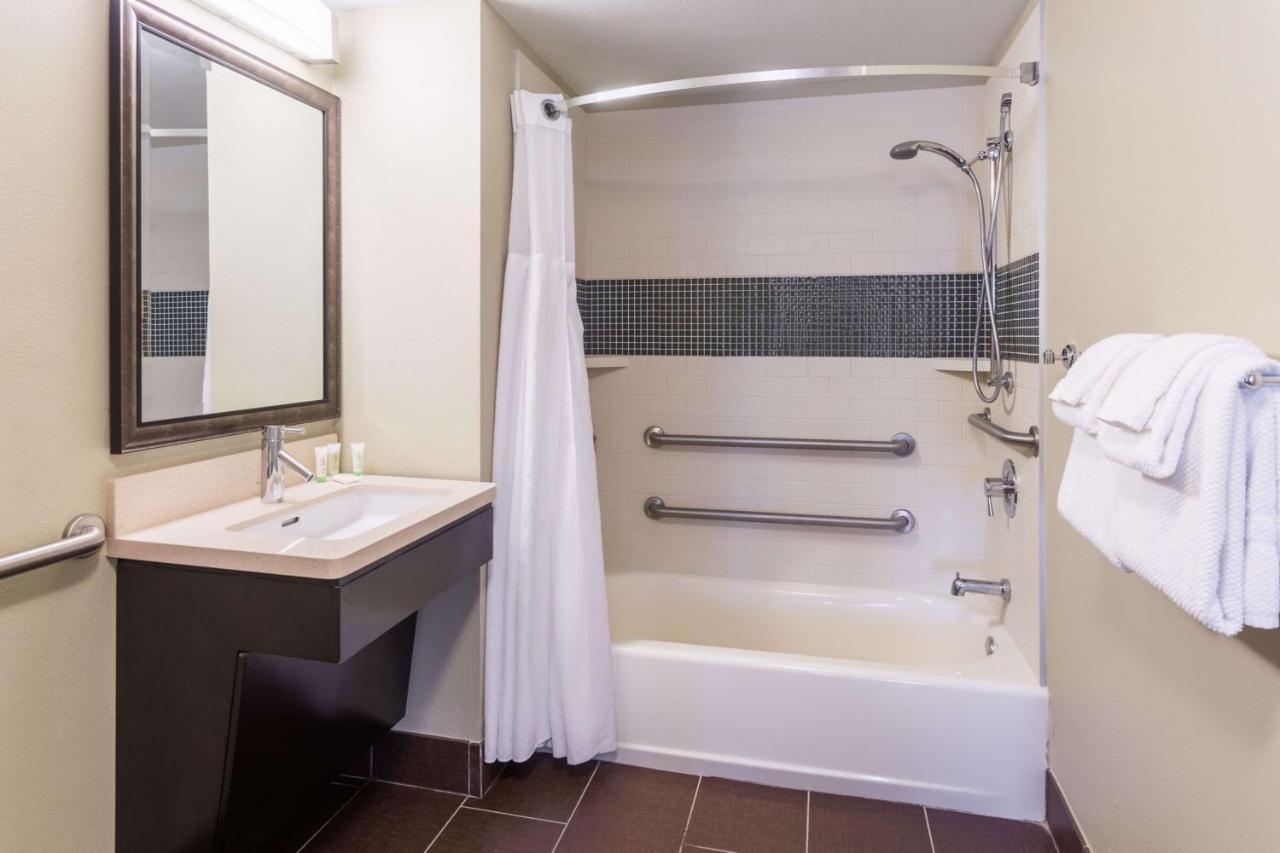 Two-Bedroom Queen Suite Three Double Beds Bathtub Mobility Accessible,1722963117:JPEG