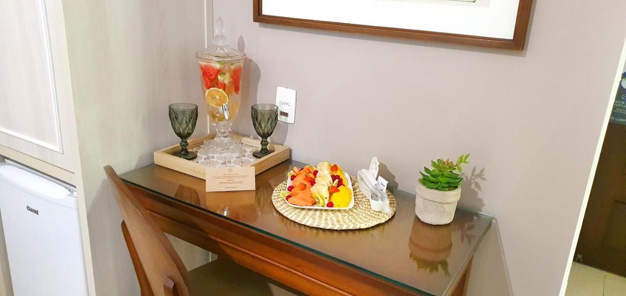 Quarto Duplo Charming com Varanda e Vista da Piscina