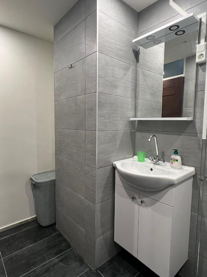 Standaard Tweepersoonskamer met 2 Aparte Bedden - Gedeelde Badkamer
