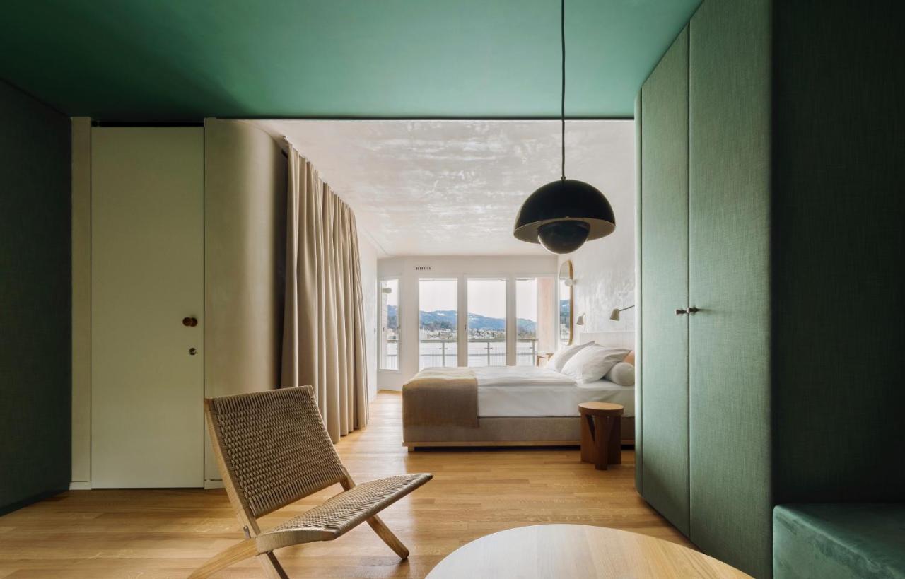 Design Kamer met Balkon en Uitzicht op het Meer
