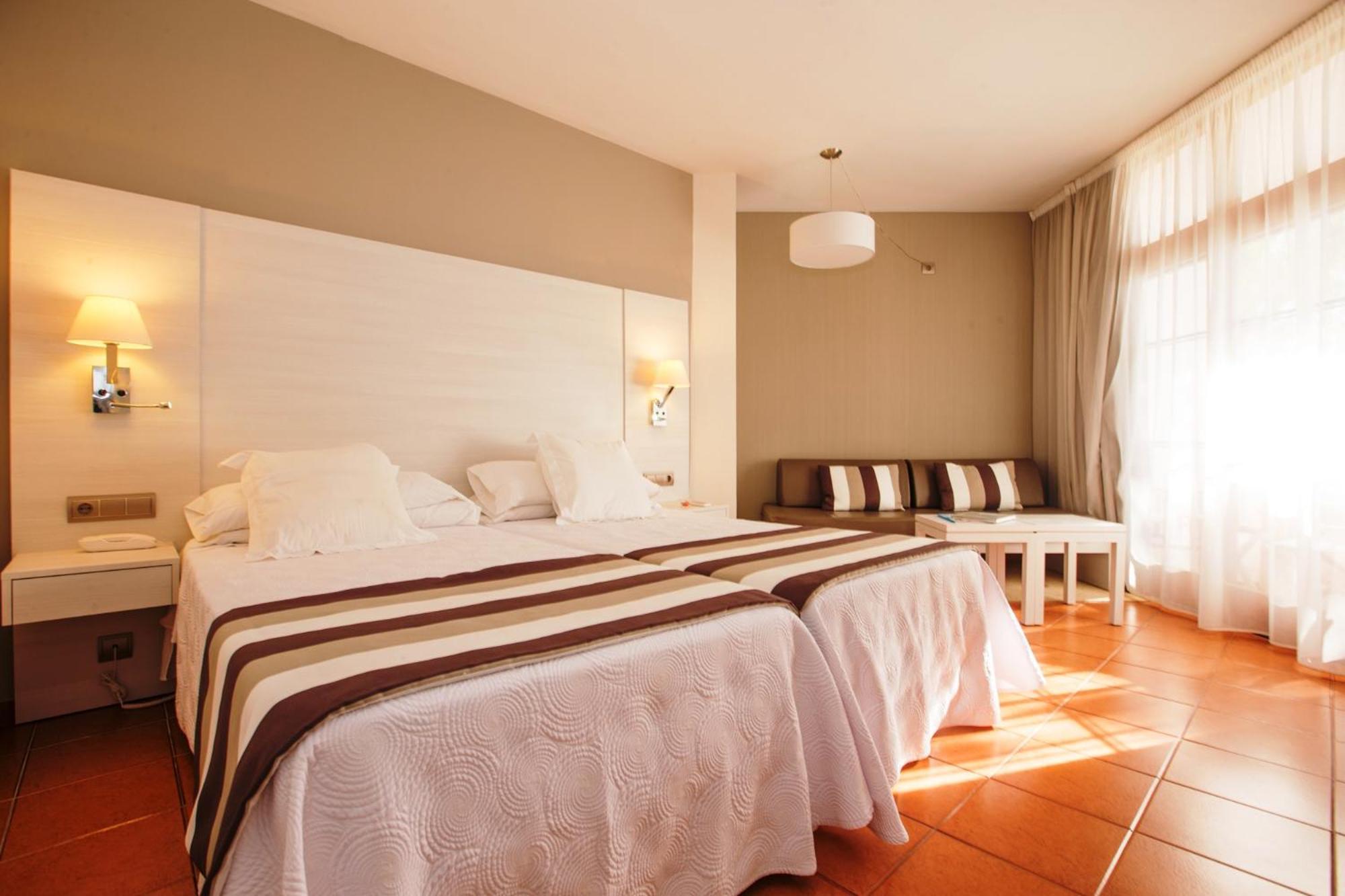 Habitación Doble Superior con terraza y vistas al jardín