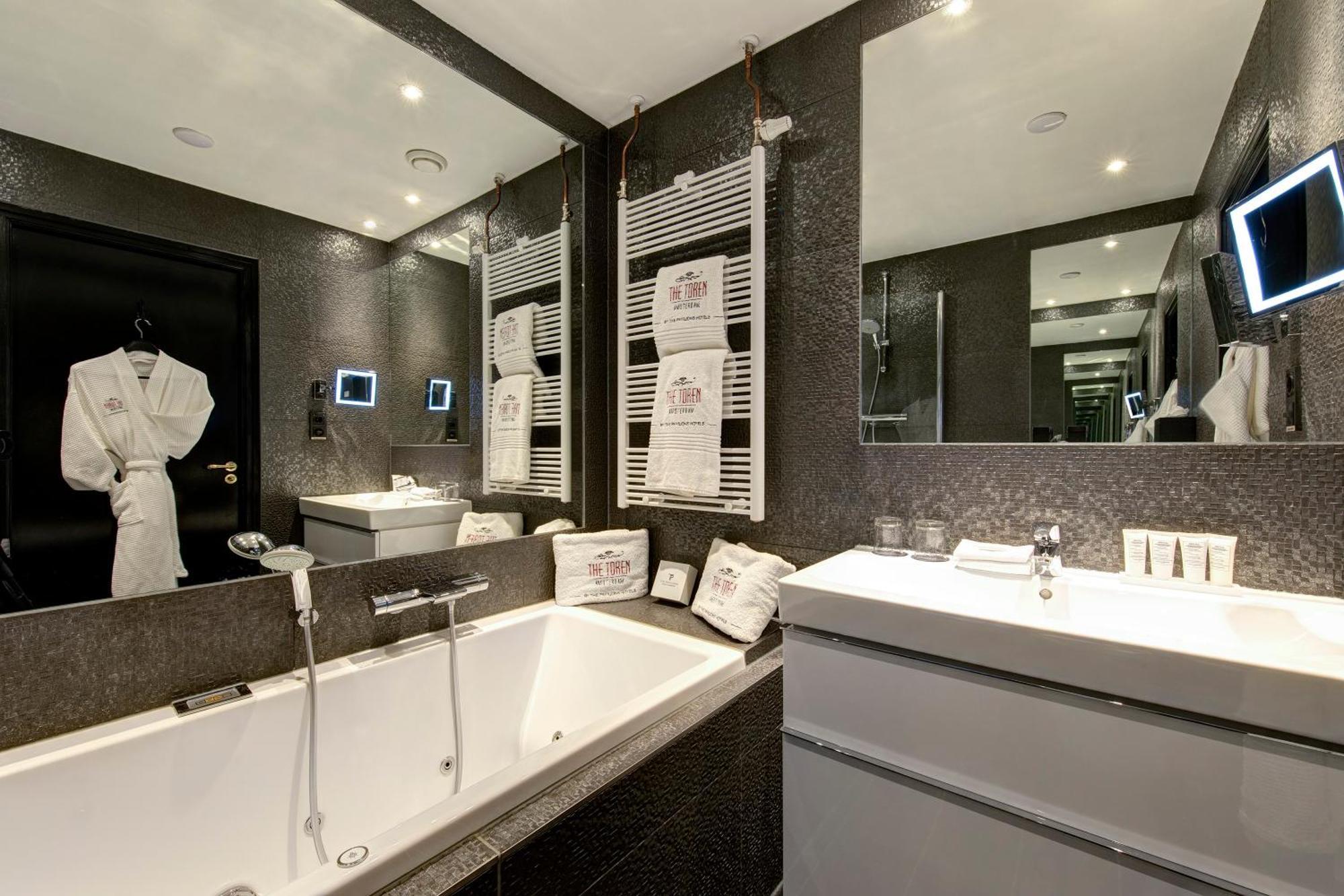 Standard Double Room Canal View with Spa Bath