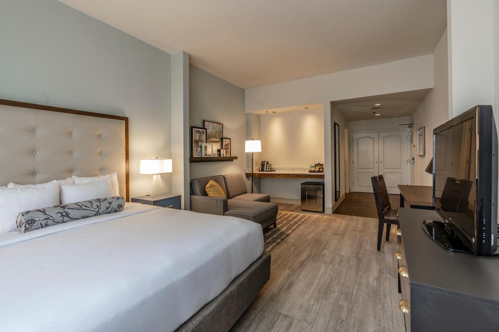 Deluxe King Room - Non-Smoking