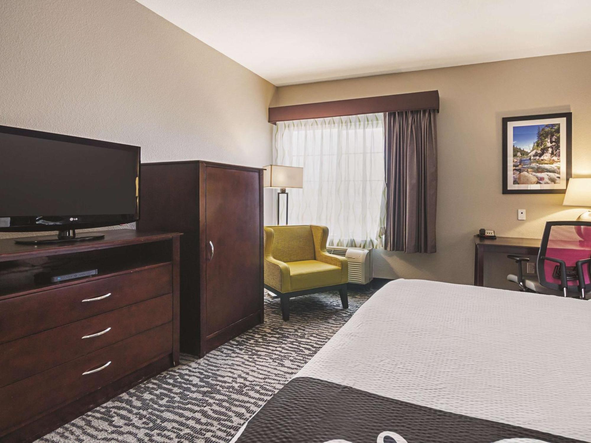 King Room with Roll-In Shower - Mobility/Hearing Accessible - Non-Smoking,1210734526:JPEG