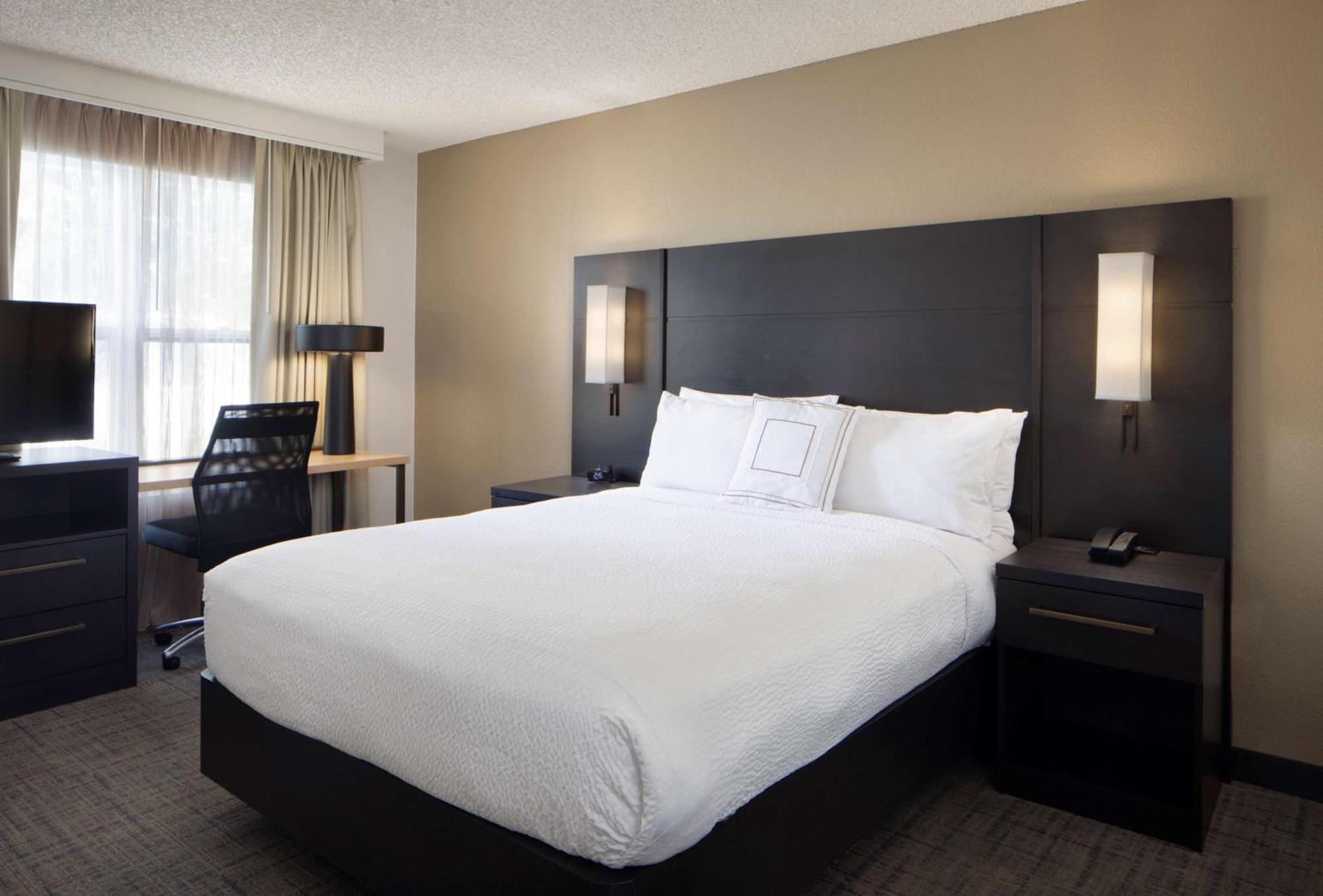 Two Bedroom Suite Queen in Each -Hearing Accessible