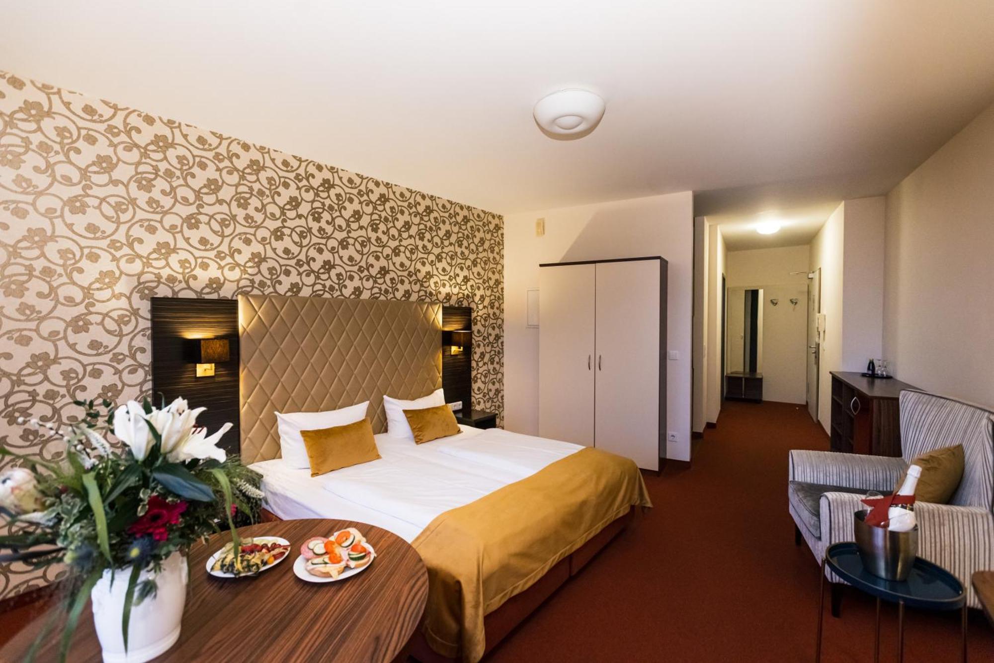 Double or Twin Room,1211828854:JPEG