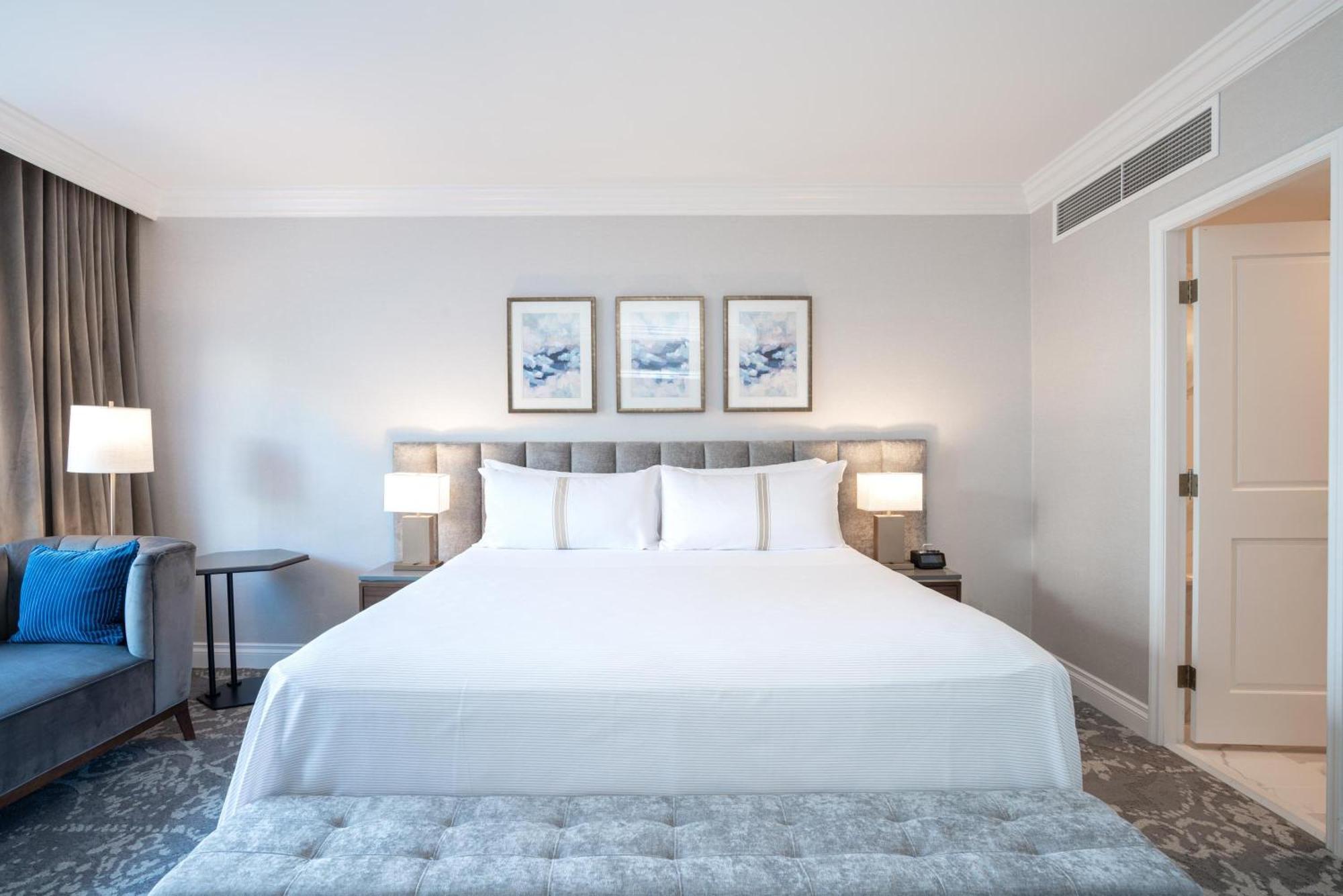 Suite Grand con 1 cama extragrande, sofá cama y zona de bar