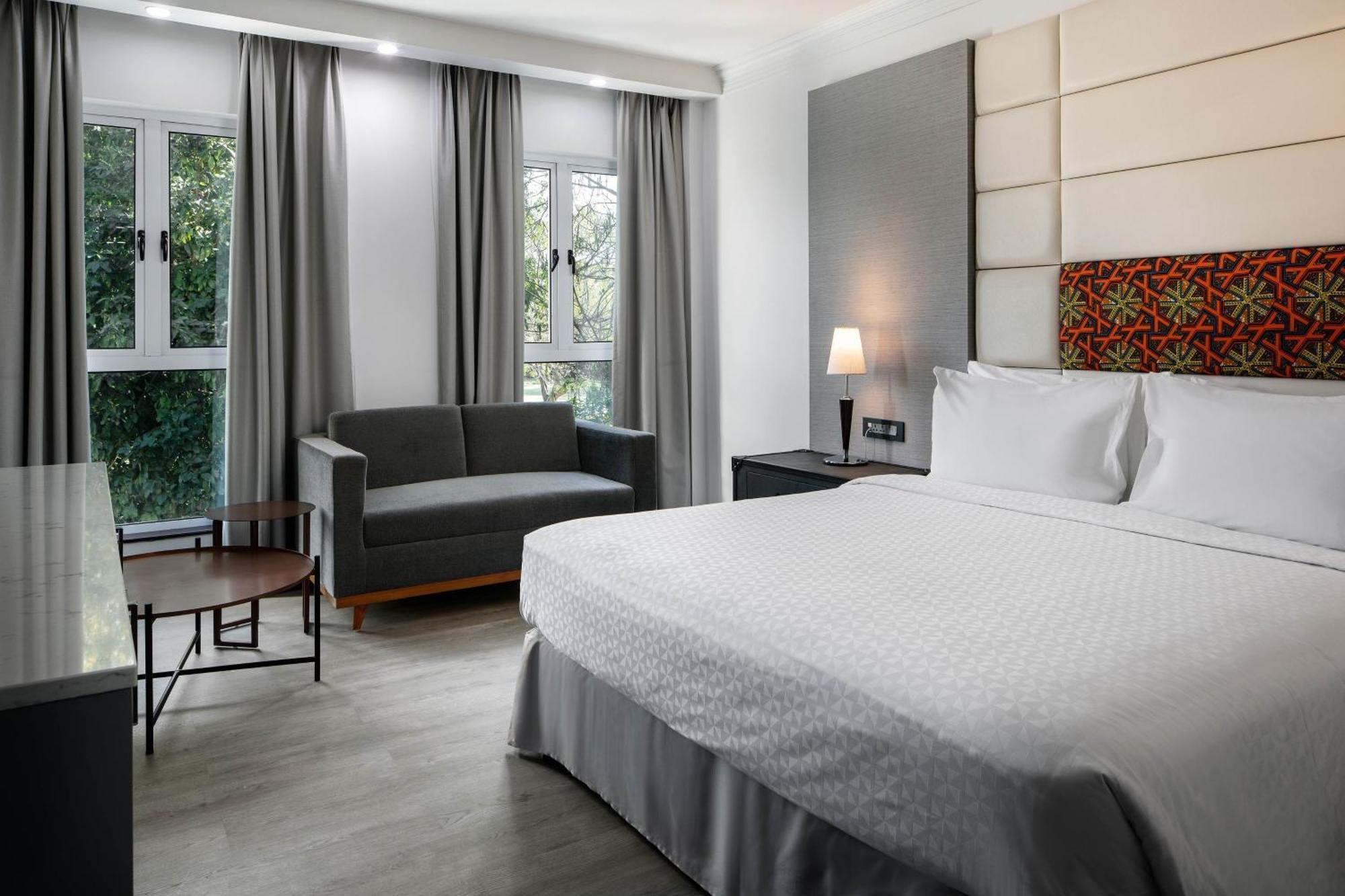 Deluxe King Room with Limited View