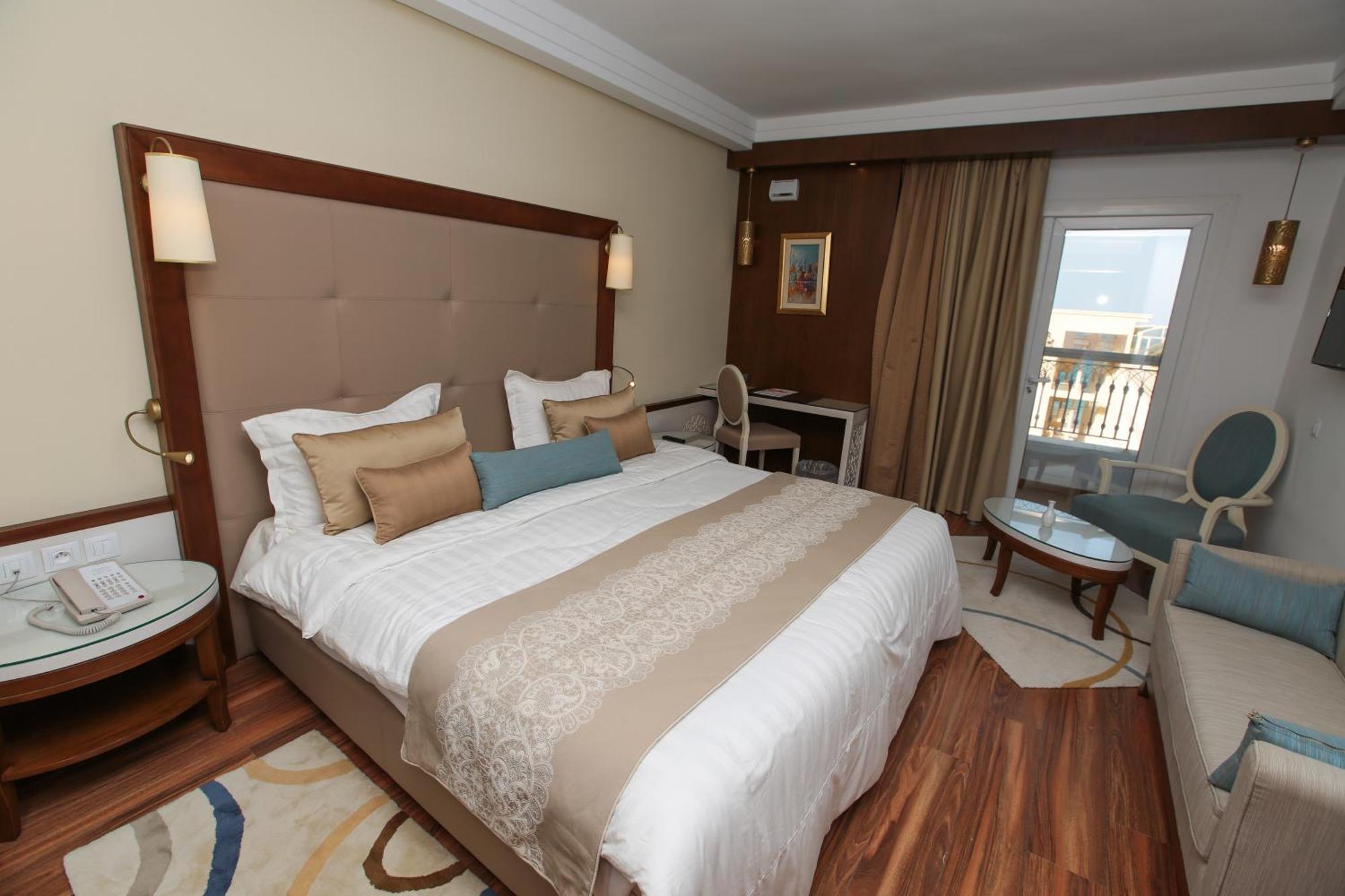 Einzelzimmer mit Balkon und Stadtblick