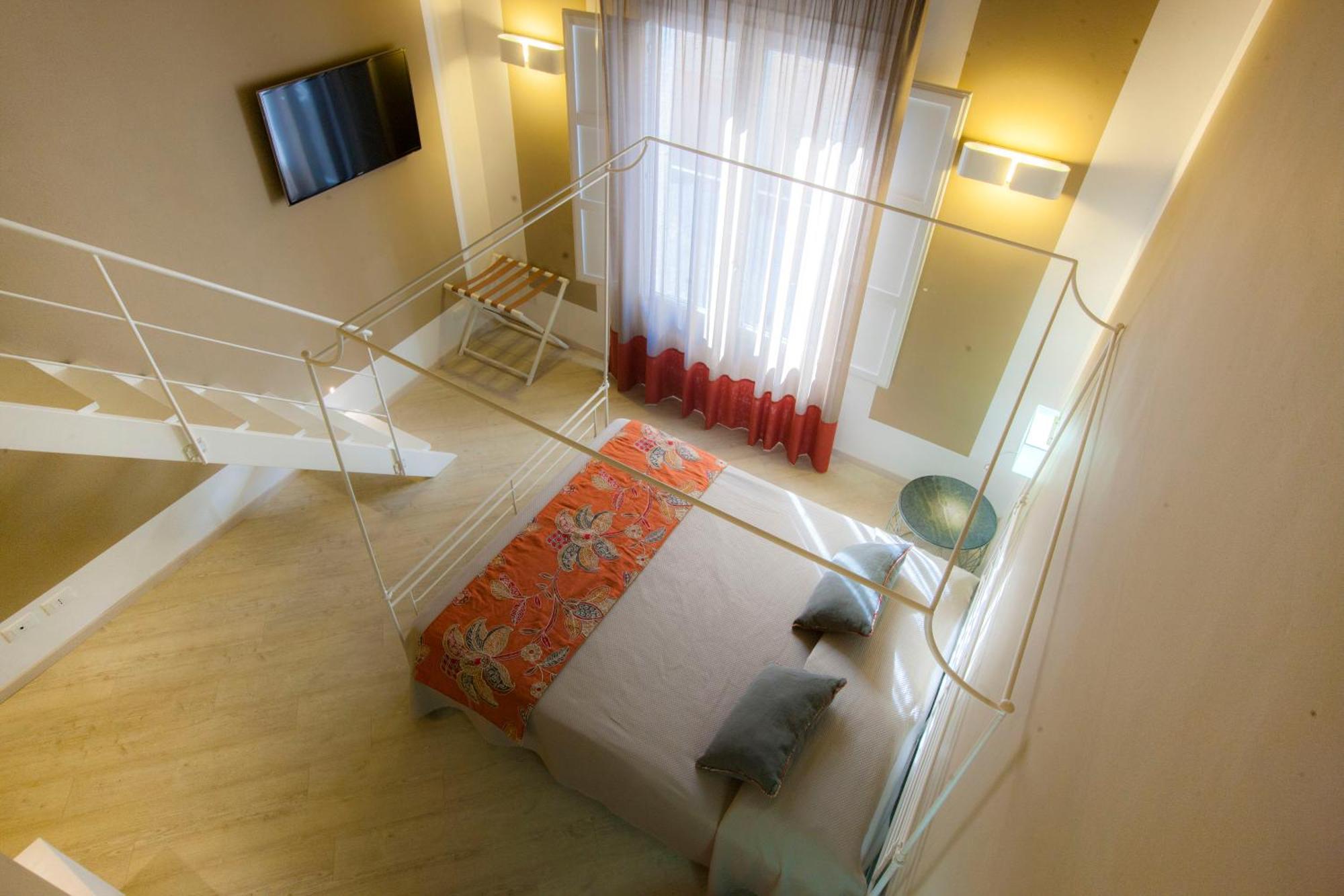 Deluxe Double Room with Balcony,403283925:JPEG