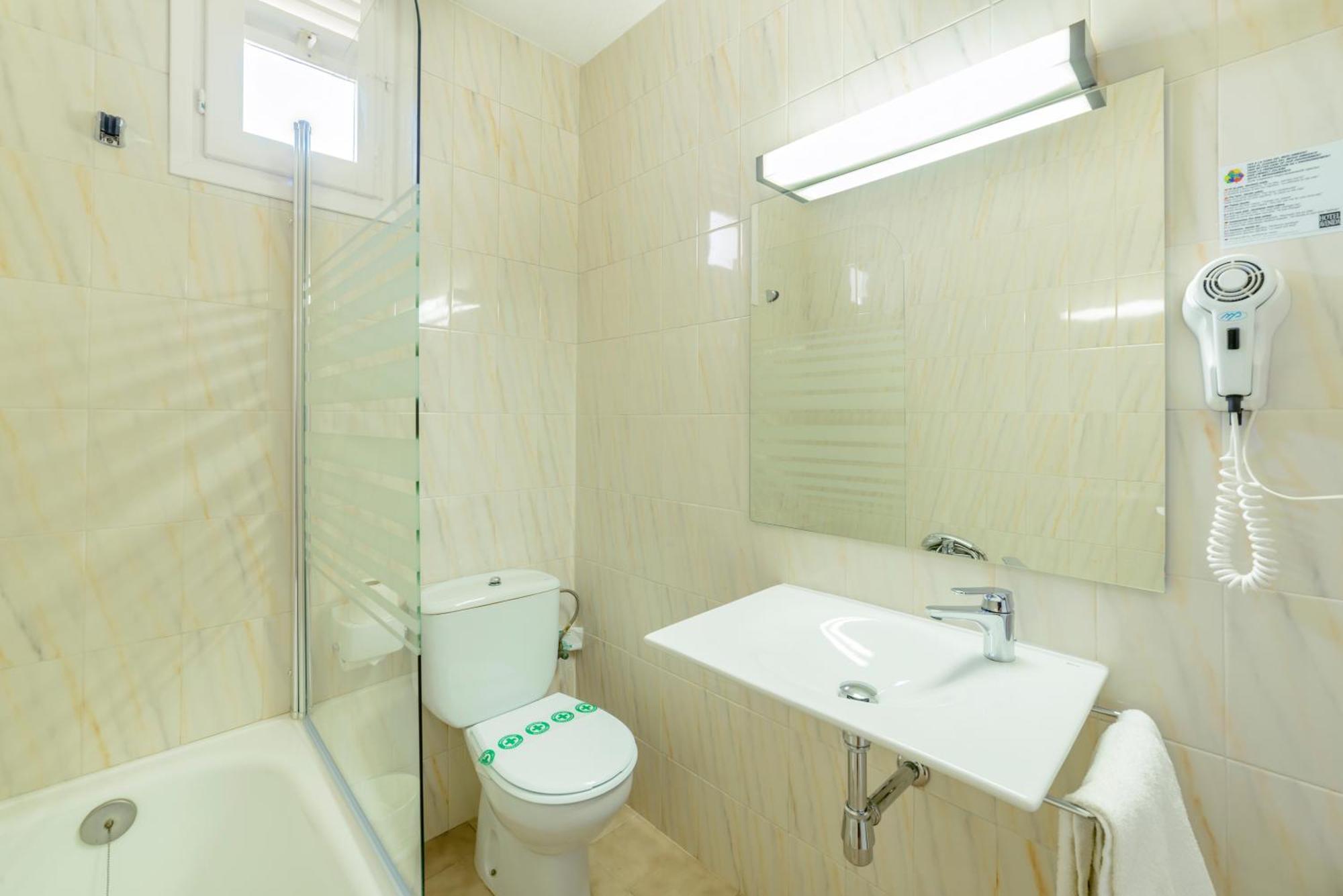 Habitación Doble con balcón (2 adultos + 1 niño)