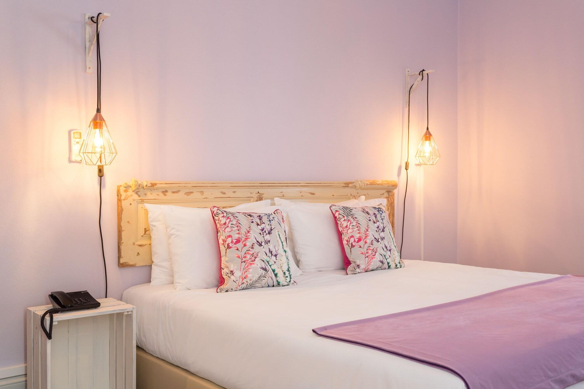 Habitación con cama extragrande y bañera de hidromasaje