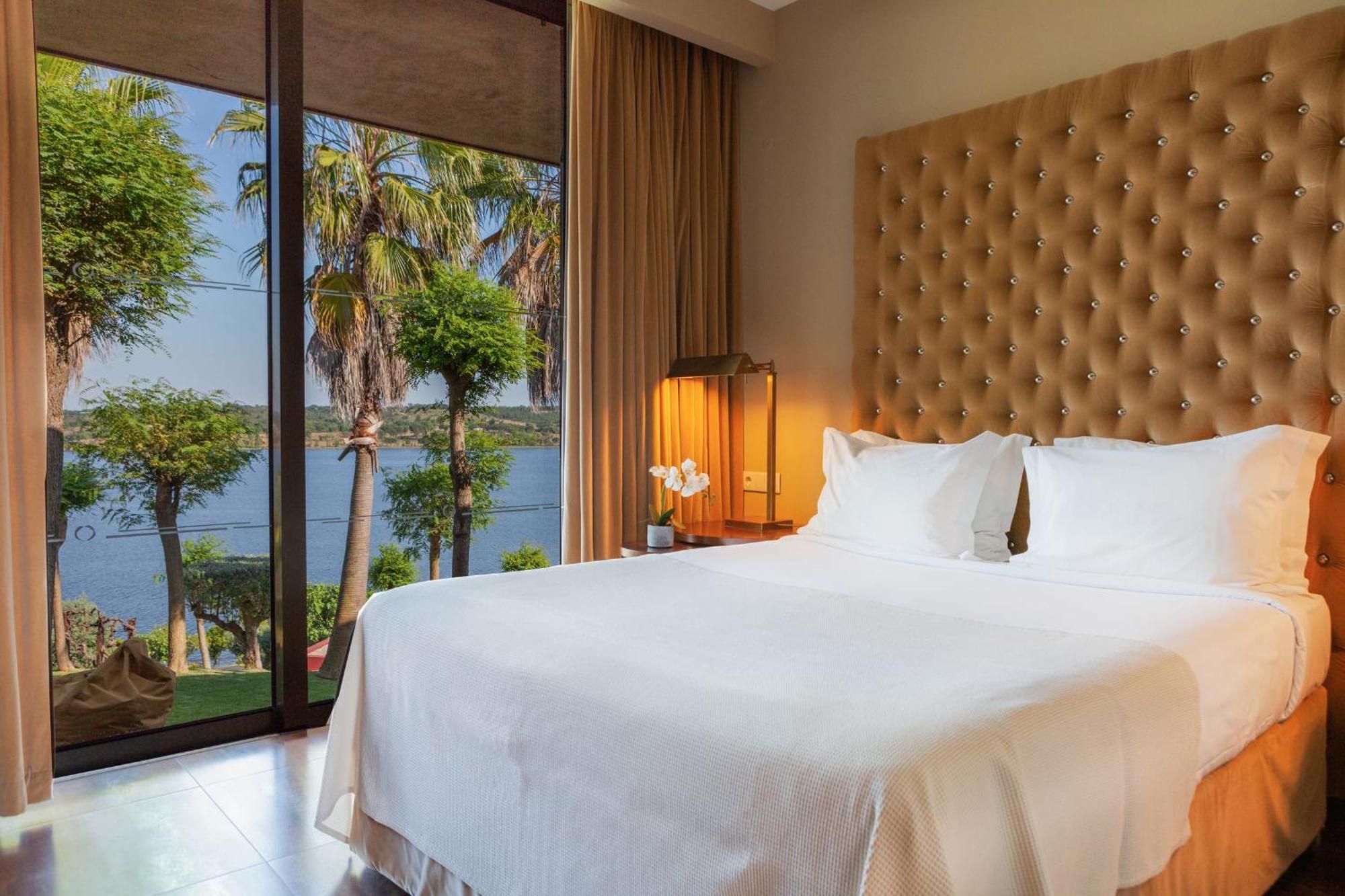 Three-Bedroom Villa with Lake View,1597569065:JPEG