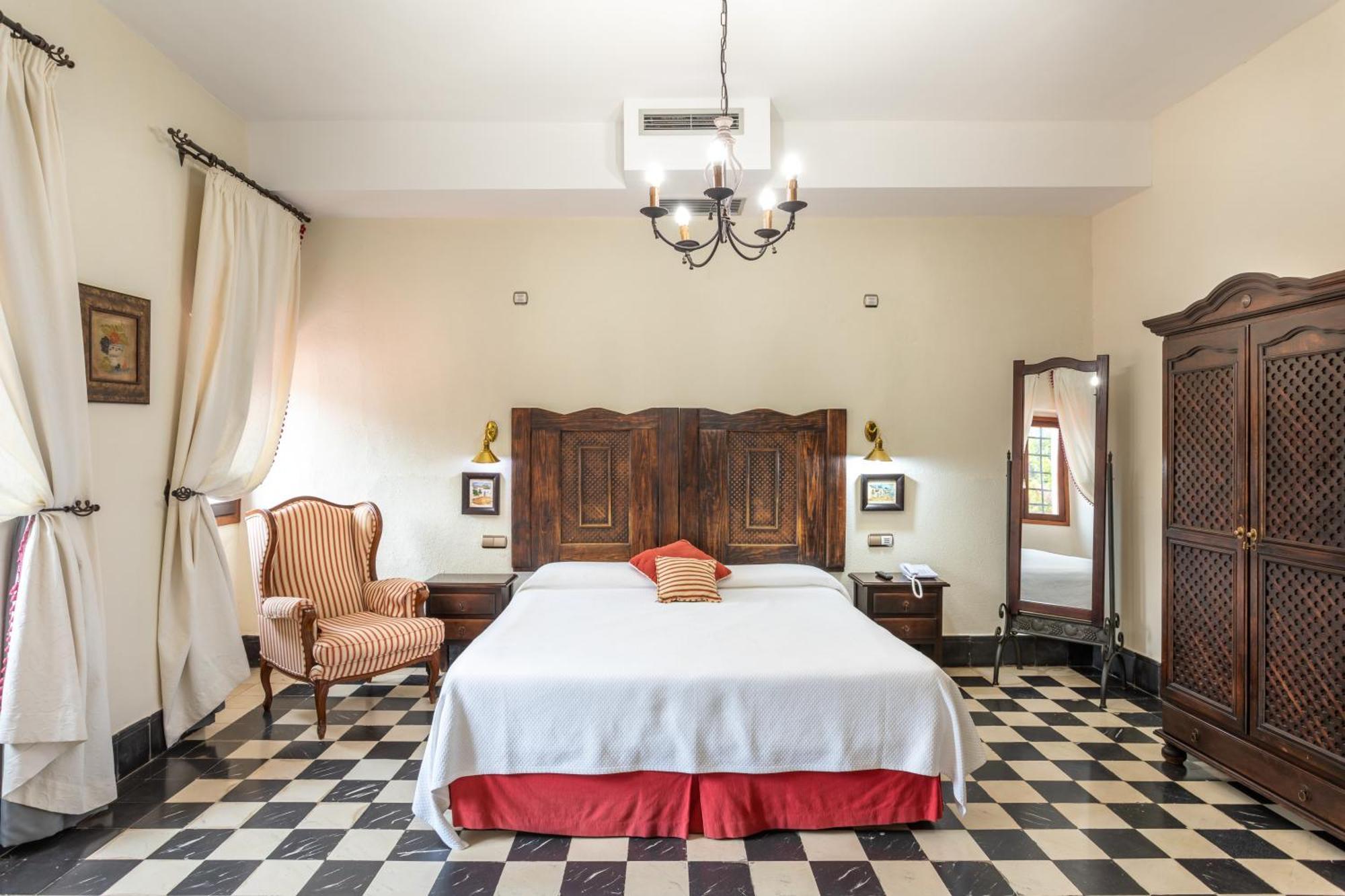 Habitación con cama extragrande.