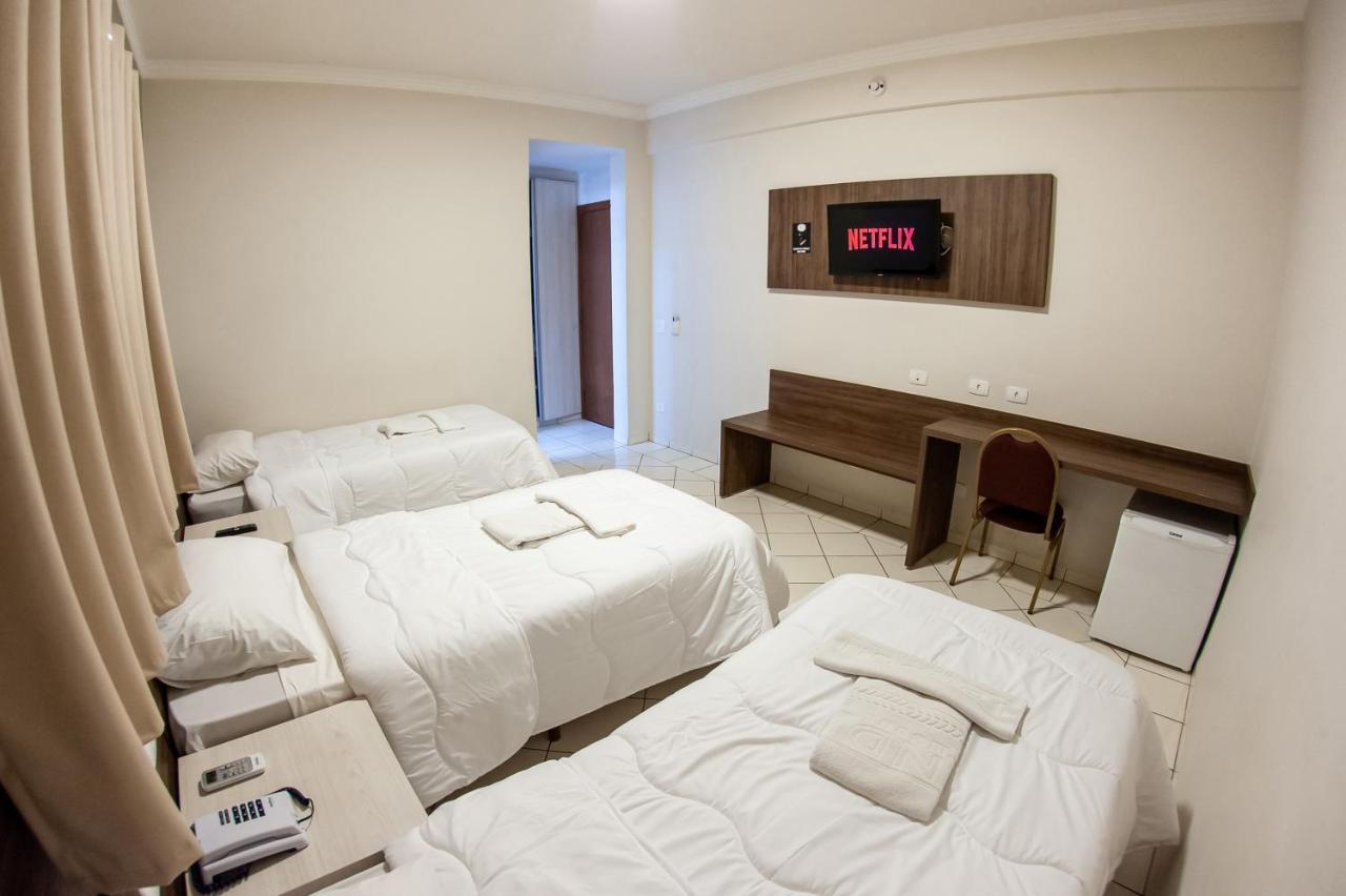 Quarto Triplo com 3 Camas de Solteiro