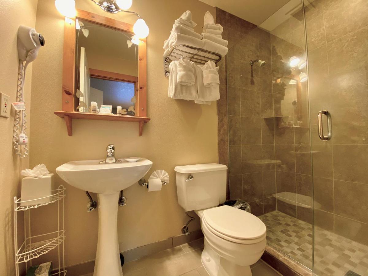 Queen Suite with Sofabed, 2nd Floor, Pets Allowed