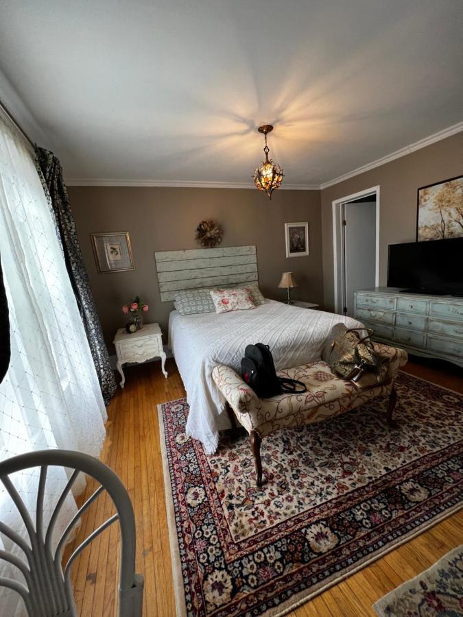 Deluxe Queen Suite