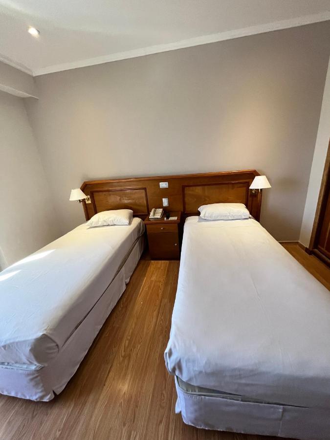 Quarto Superior com 2 Camas Individuais e Vista Cidade