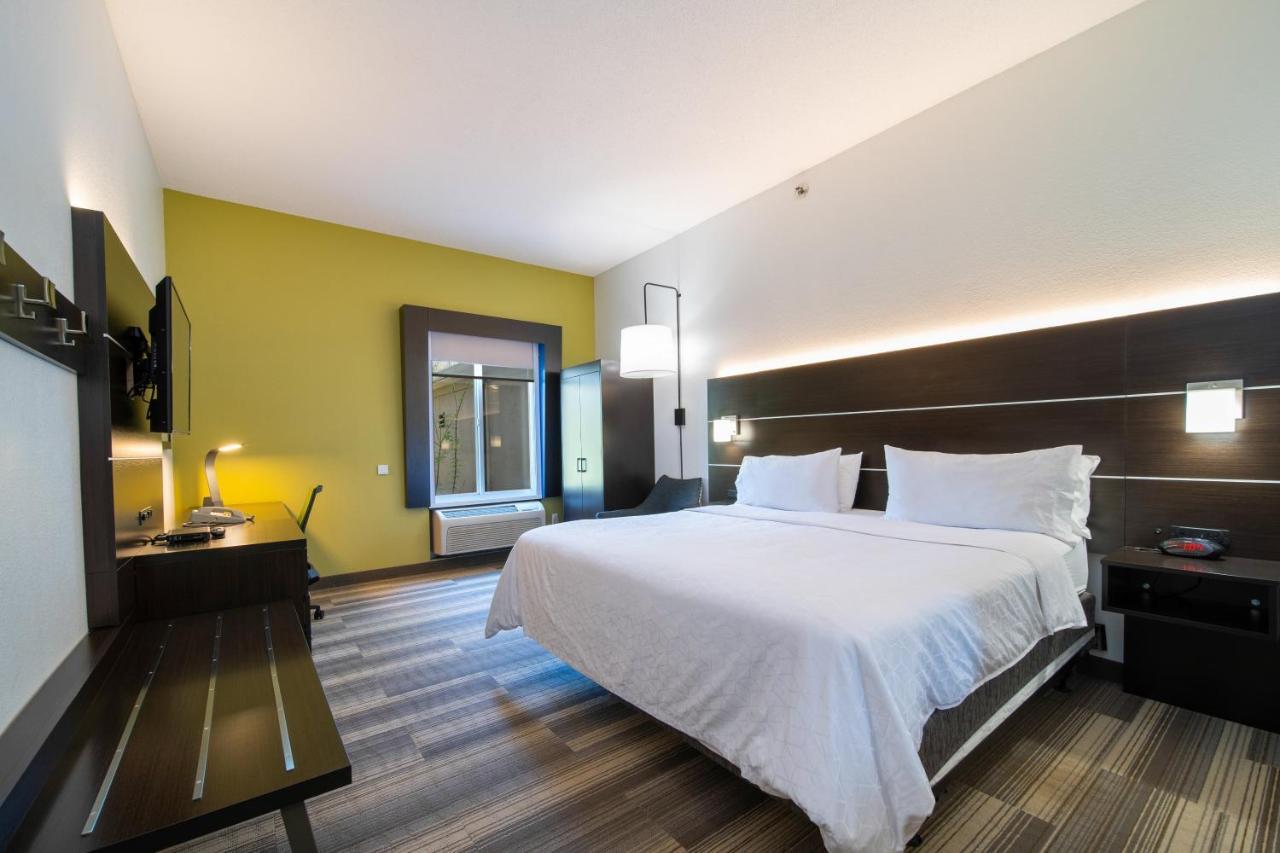 Standard King Room with Mobility Accessible Tub