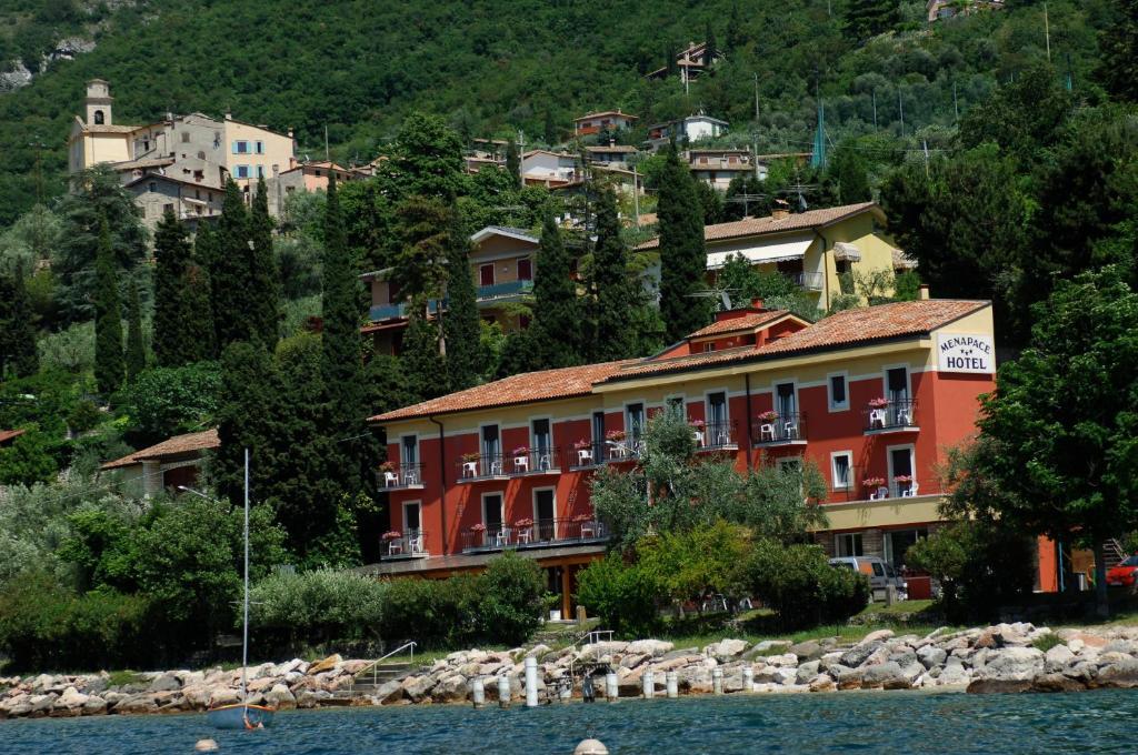 Camera Matrimoniale con Balcone e Vista Lago
