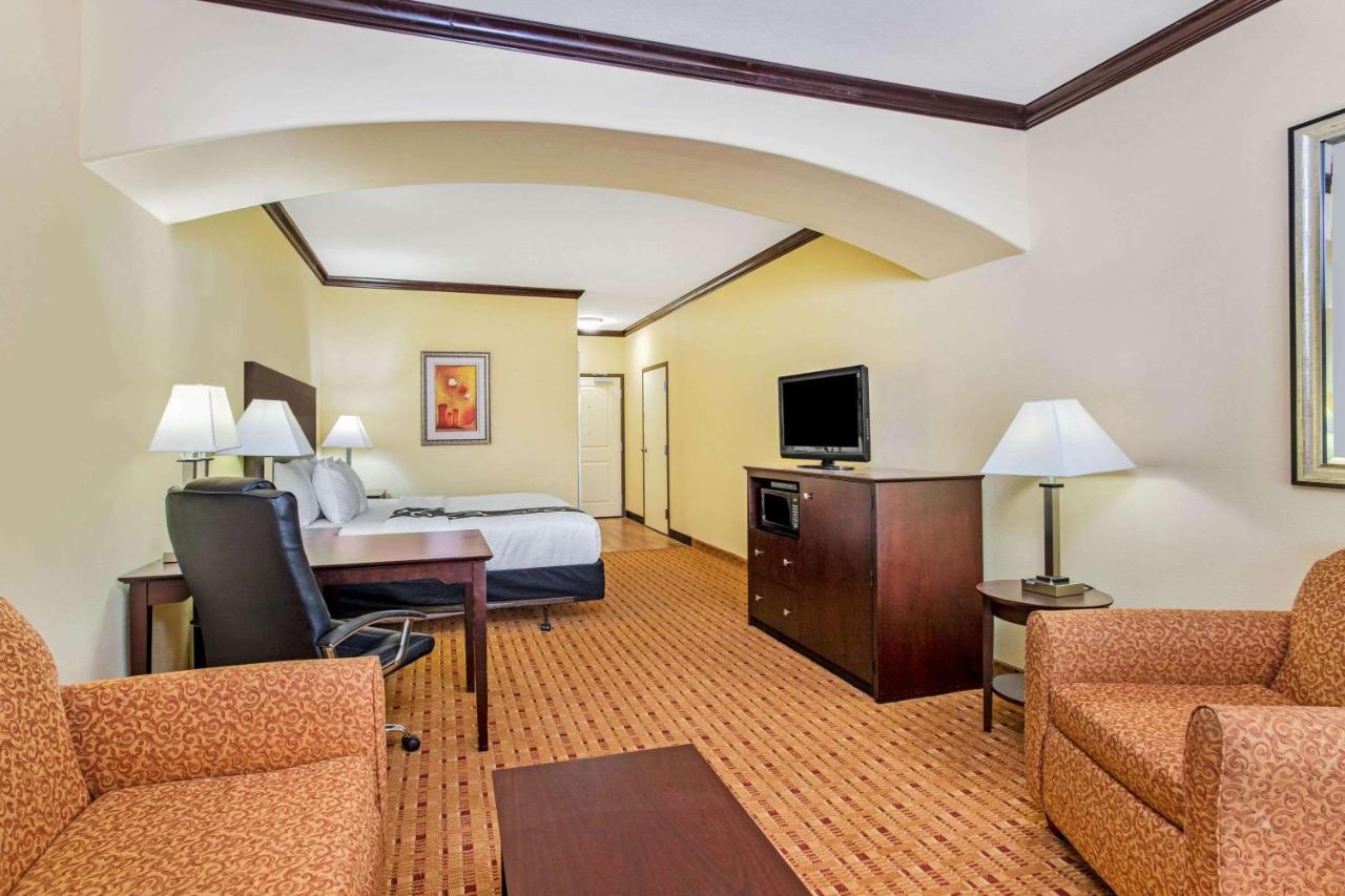 Deluxe King Suite with Bath Tub - Mobility/Hearing Accessible - Non-Smoking