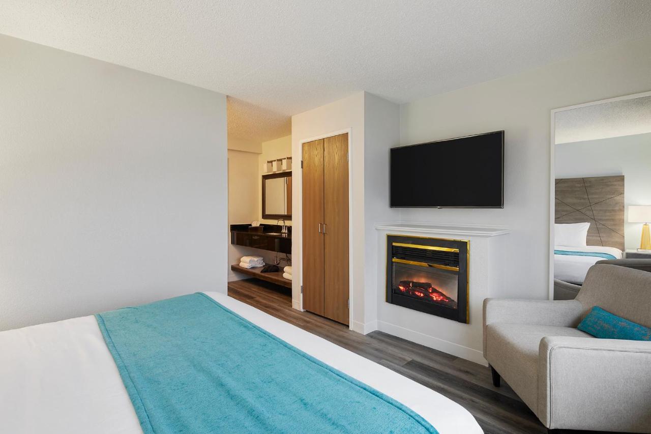 One King Bed w/ Fireplace and Sitting Room, Non-smoking