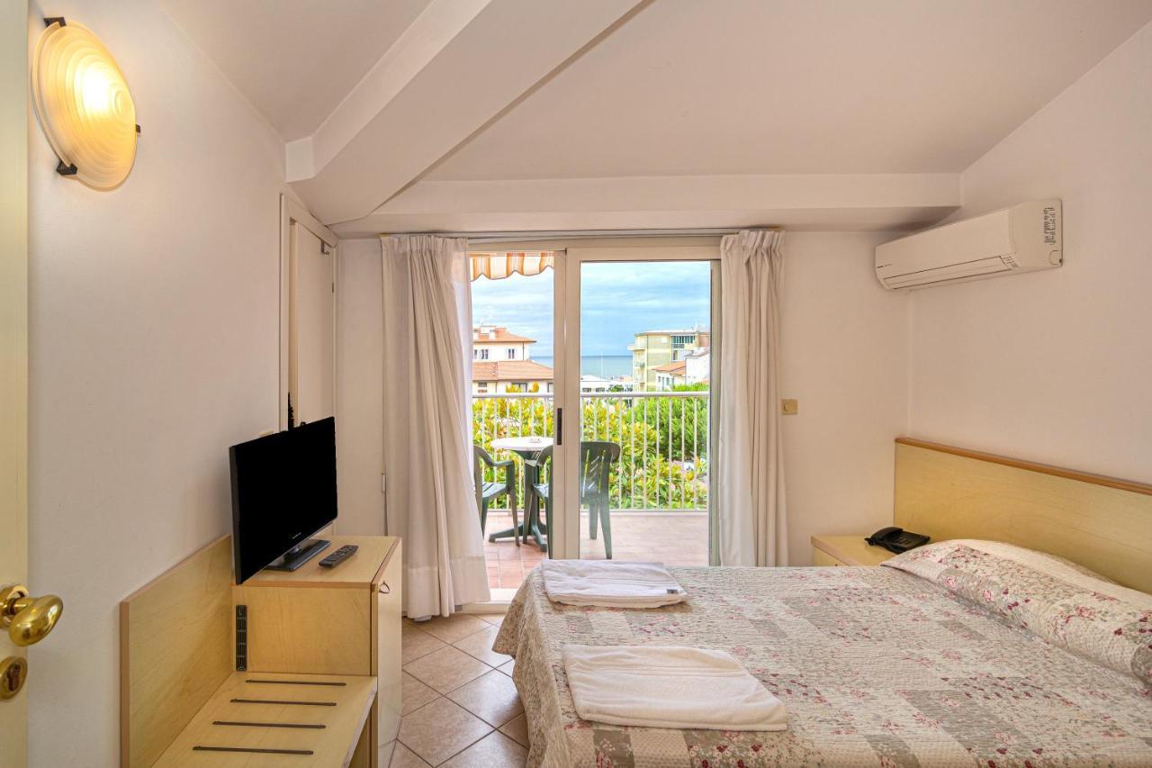Camera Matrimoniale con Balcone e Vista Mare