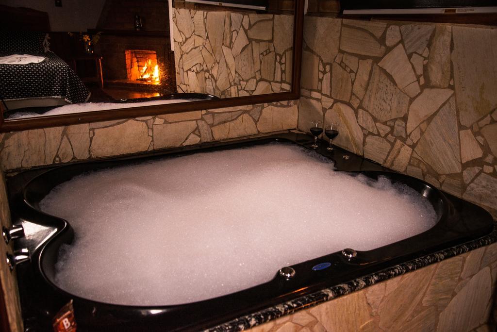Deluxe Chalet Hot Tub,172165443:JPEG