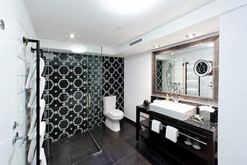 One-Bedroom King Suite with Lake View