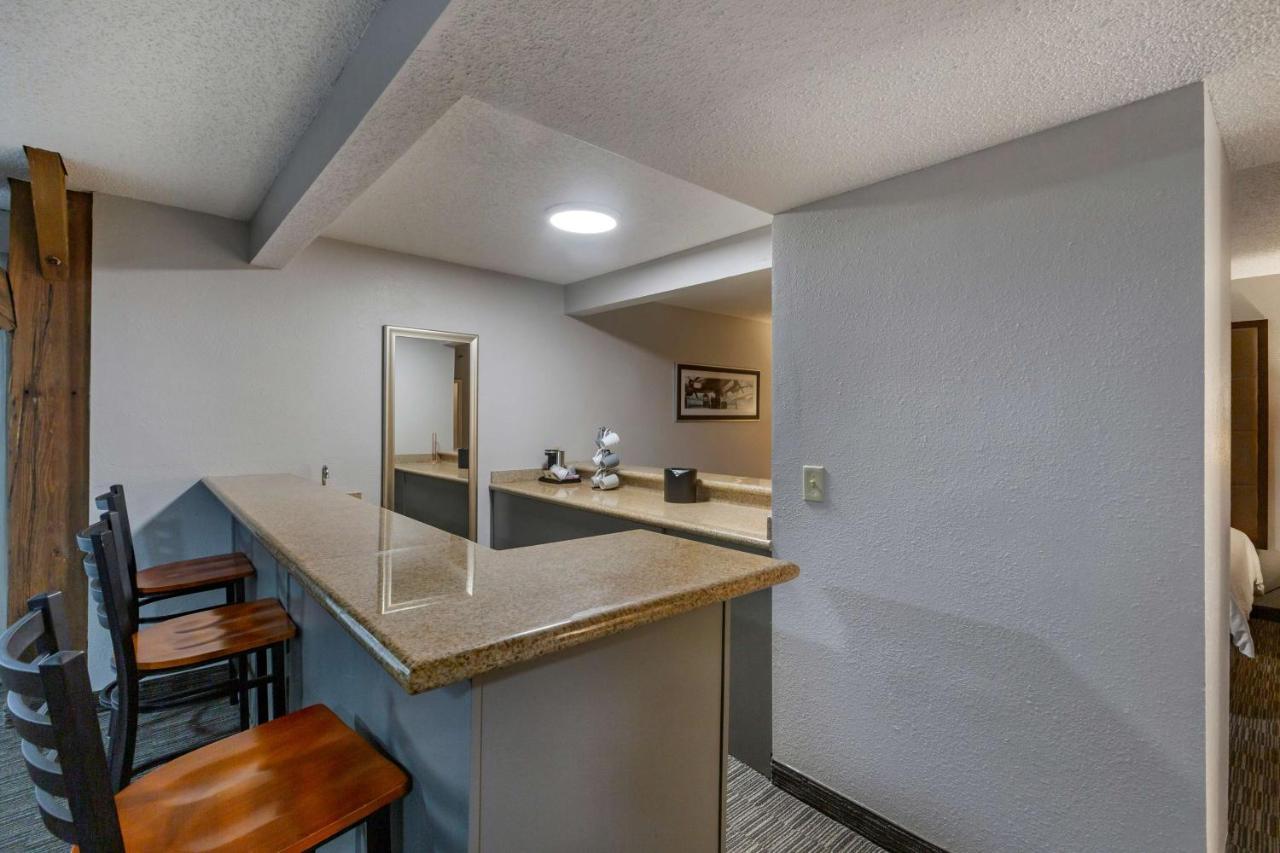 One-Bedroom King Suite with Sofa Bed and Wet Bar