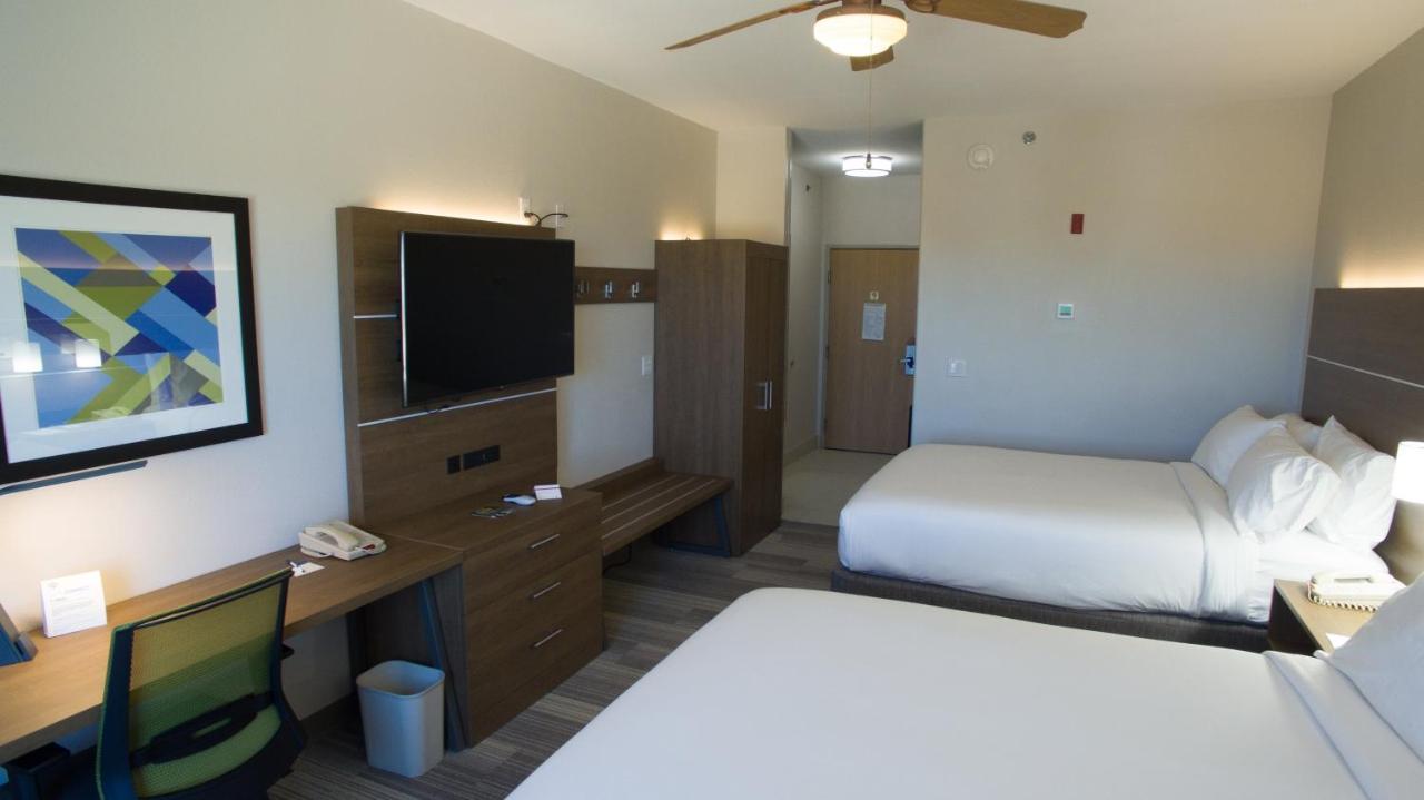 Standard Queen Room with Two Queen Beds - Communications Accessible,1280580352:JPEG
