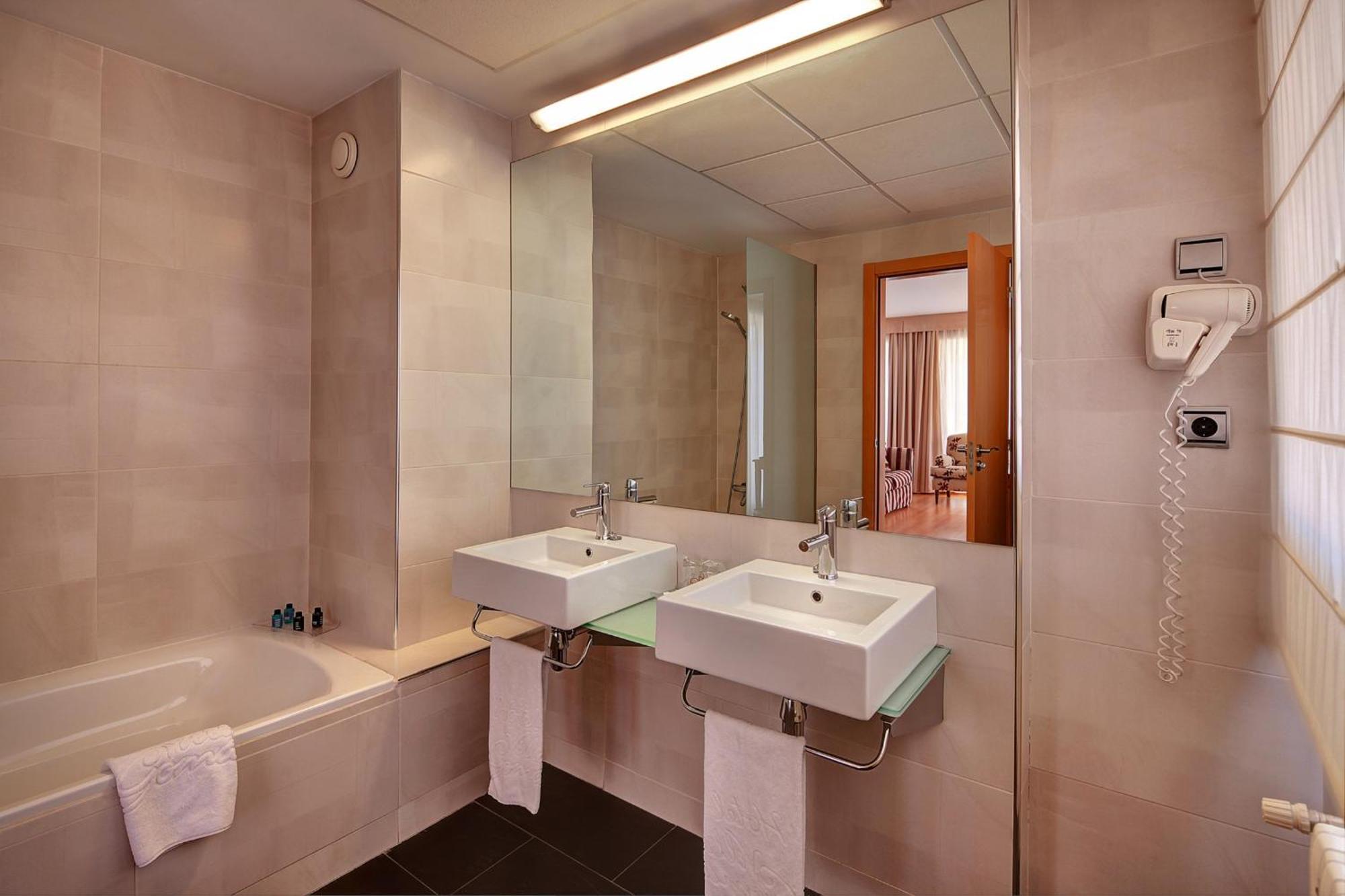 Deluxe Double Room,1544434762:JPEG