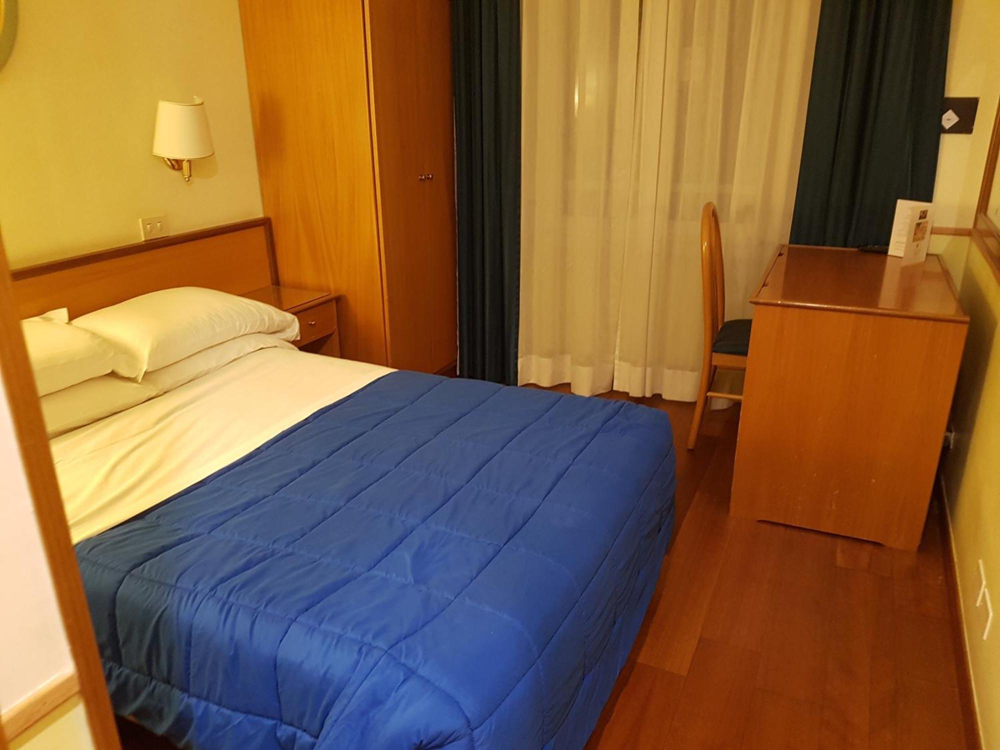 Quarto Duplo Econômico com Cama de Casal