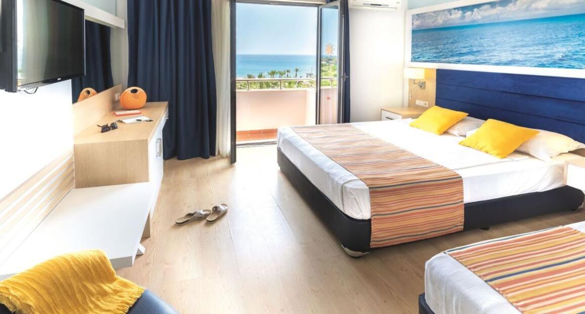 Doppelzimmer mit Balkon und Meerblick