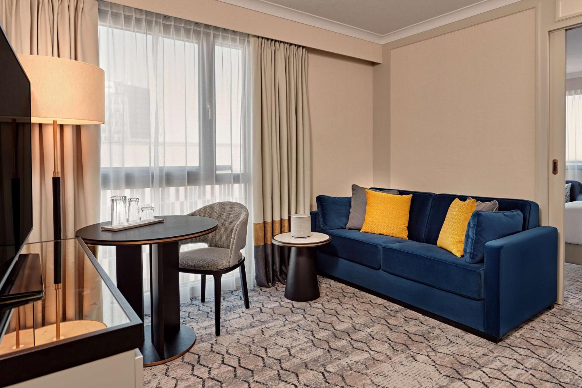 Junior-Suite mit Kingsize-Bett, Panoramablick und Zugang zur Lounge