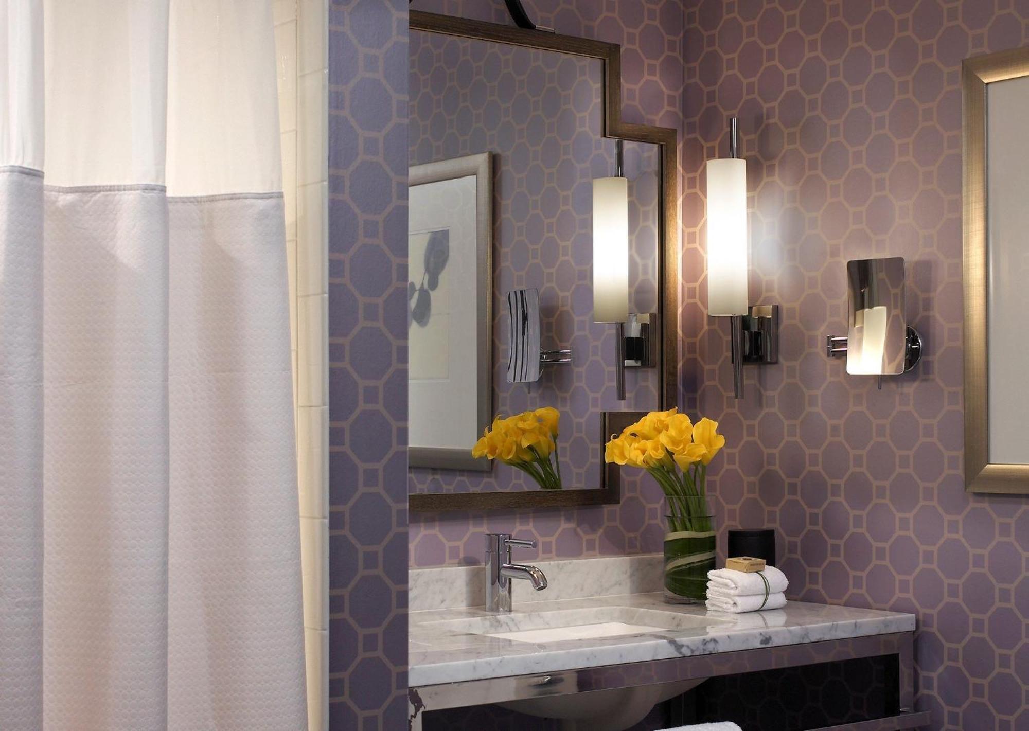 Essential Queen Room