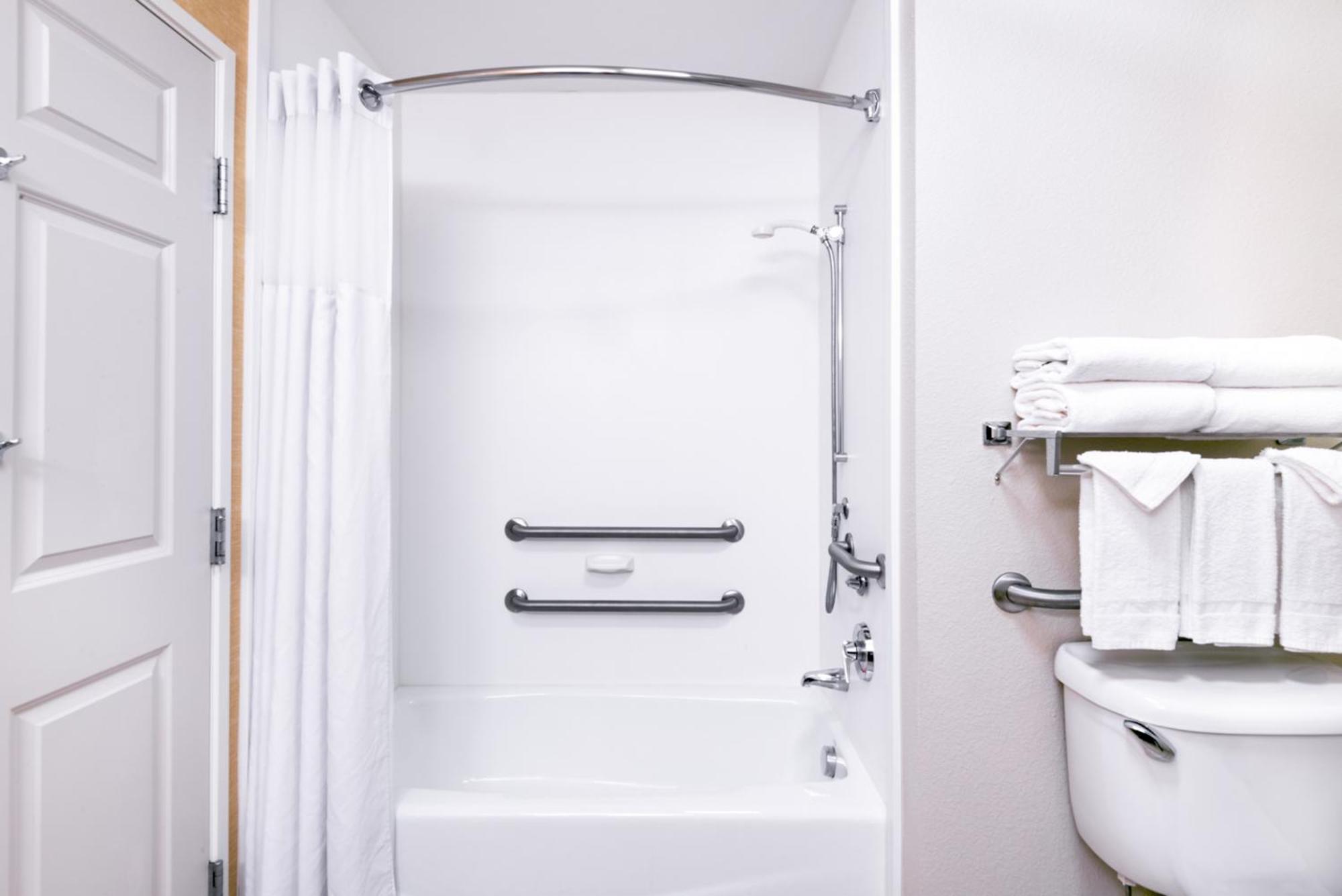One-Bedroom Deluxe King Room Mobility Access or Non-Smoking,1275420967:JPEG